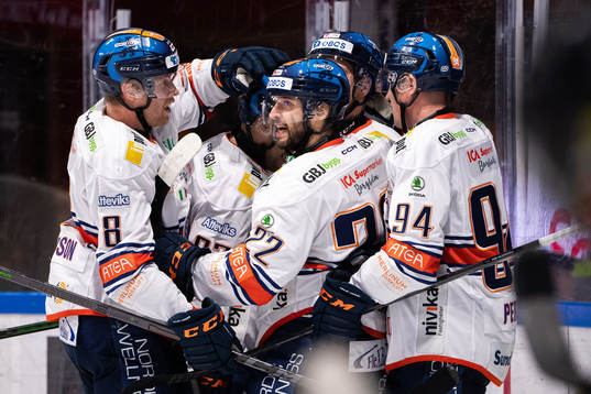 Växjös Richard Gynge jublar med lagkamrater