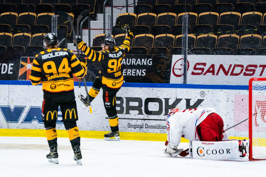 Skellefteås Linus Karlsson och Rickard Hugg jublar