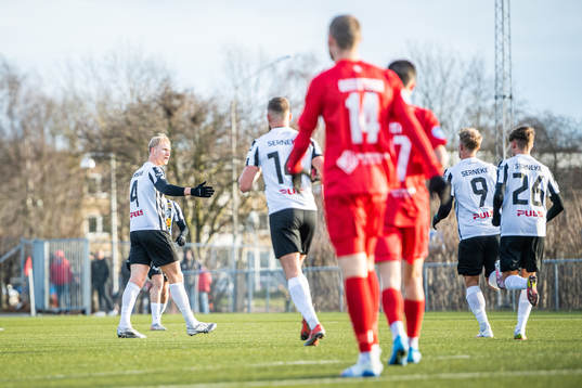 Landskronas spelare jublar efter att Linus R Olsson gjort 2-3