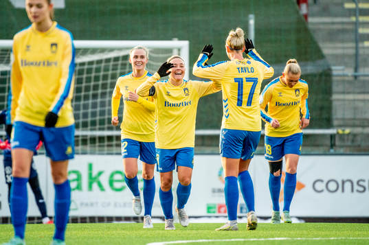 Bröndbys Christina Beck, Nanna Christiansen och Julie Tavlo jublar efter 0-1