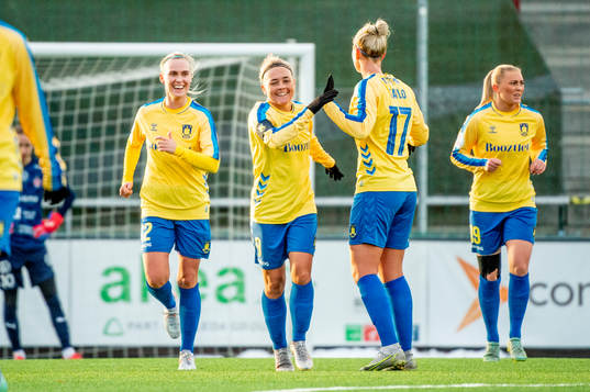 Bröndbys Christina Beck, Nanna Christiansen och Julie Tavlo jublar efter 0-1
