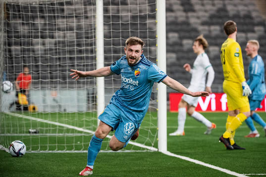 Djurgårdens Albion Ademi jublar efter 1-0