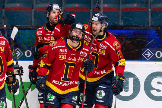 Djurgårdens Dick Axelsson och Niclas Bergfors  jublar med