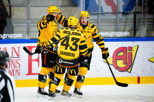 Skellefteås Simon Robertsson jublar med lagkamrater