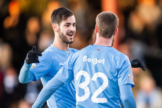 Malmö FFs Adi Nalic jublar med målskytten till 1-0 Jo Inge Berget