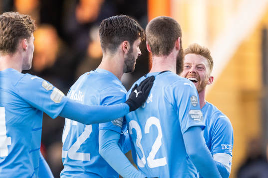 Malmö FFs Jo Inge Berget (mitten) jublar med Adi Nalic och Anders Christiansen efter att han gjort 1-0