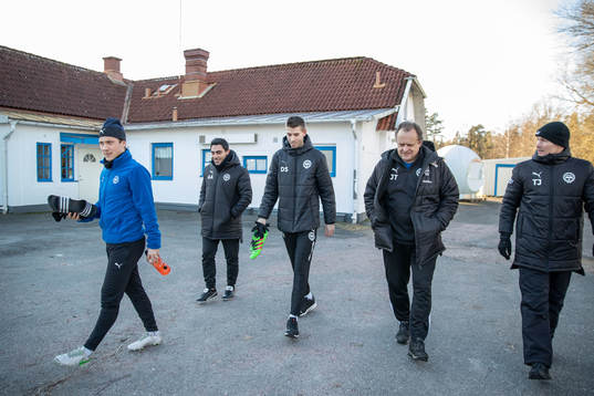  Värnamos William Kenndal, Abdulkarder Awama, assisterande tränare David Selini , assisterande tränare Jonas Thern och Tony Johansson, assisterande tränare, den 28 januari 2022 i Värnamo. 