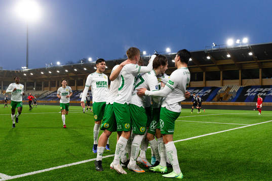 Hammarbys spelare jublar med Aziz Harabi efter 1-3