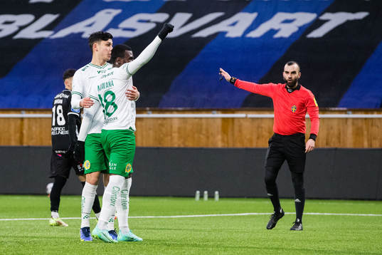 Hammarbys Filston Mawana jublar tillsammans med Alper Demirol efter att ha gjort 1-2 på straff
