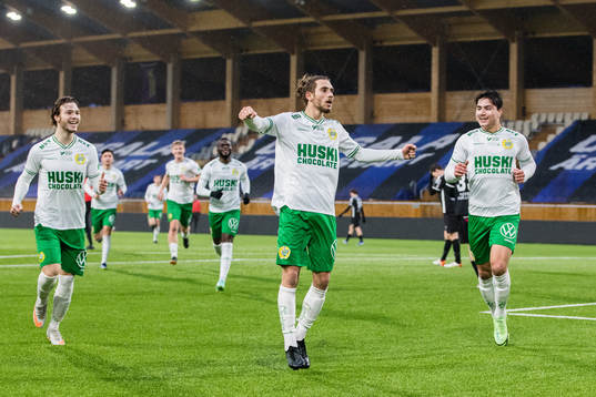 Hammarbys Aziz Harabi jublar tillsammans med Sebastian Brolin och Jusef Erabi efter att ha gjort 1-3 för Hammarby