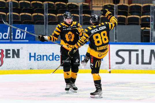 Skellefteås Linus Karlsson och Jayce Hawryluk jublar