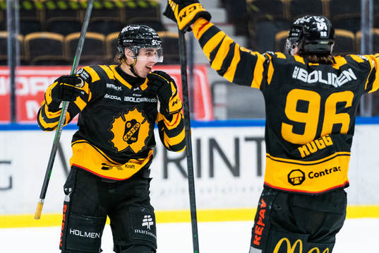 Skellefteås Linus Karlsson och Rickard Hugg jublar