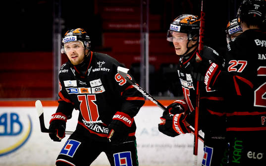 Örebros Robin Kovacs och Linus Öberg jublar vid 2-1