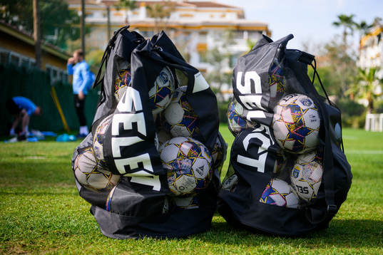 Säckar med fotbollar