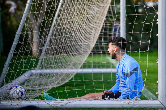 Erdal Rakip fastnar i målet efter att ha försökt rädda ett skott från Ola Toivonen (ej i bild)