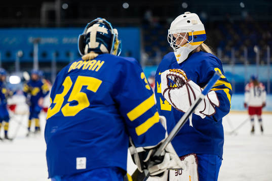 Goaltender Ida Boman and goaltender Emma Söderberg of