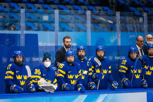 Players and head coach Ulf Lundberg of Sweden look dejected
