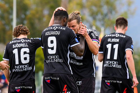Christian Kouakou of Sirius celebrates with Tim Björkström after scoring 1-1