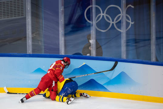 Yuting Wang of China and Sofie Lundin of Sweden in the