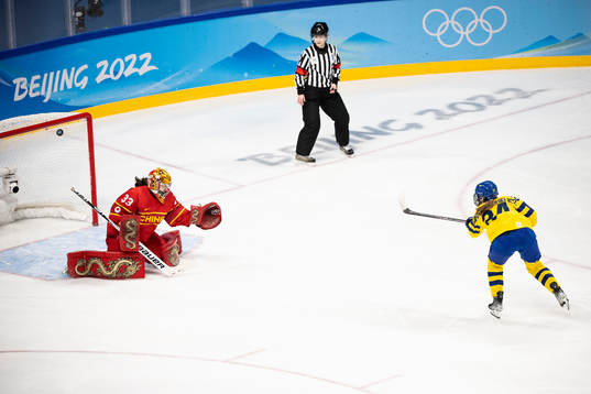 Felizia Wikner-Zienkiewicz of Sweden scores 1-1 behind