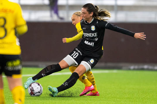 Alingsås Stina Jensen och Elfsborgs Tea Skoglund (skymd)