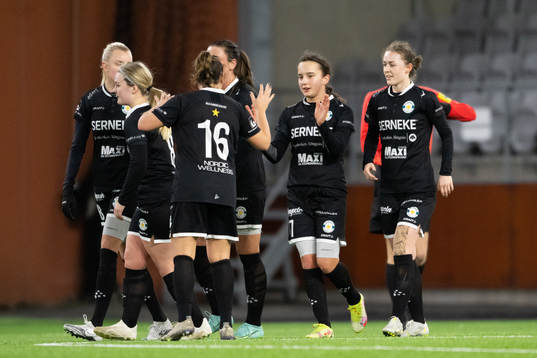 Alingsås spelare jublar efter 0-1
