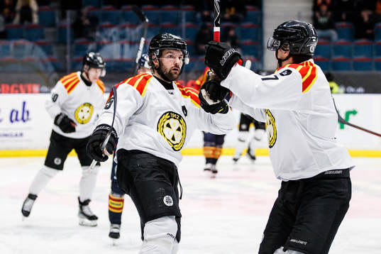 Brynäs Simon Bertilsson (v) jublar med Marcus Björk