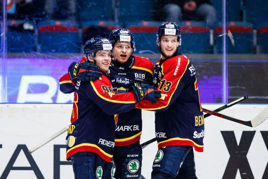 Djurgårdens Rhett Rakhshani (m) jublar med lagkamrater