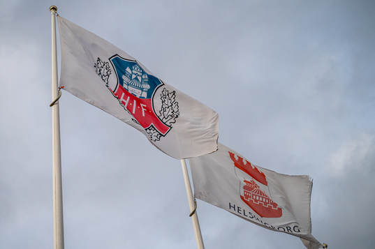Två flaggor med Helsingborgs IFs och Helsingborgs Kommuns logotype på