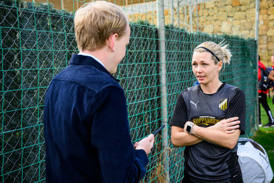 Målvakt Jennifer Falk intervjuas
