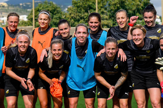 Häckens spelare spelar in en videohälsning