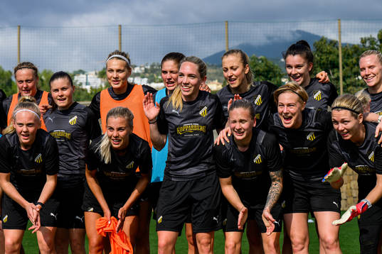 Häckens spelare spelar in en videohälsning