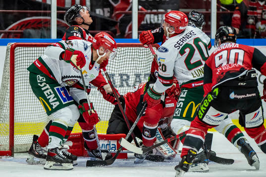 Frölundas Jens Olsson  och Joel Lundqvist  framför Malmö