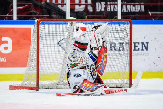 Frölundas målvakt Niklas Rubin räddar en straff