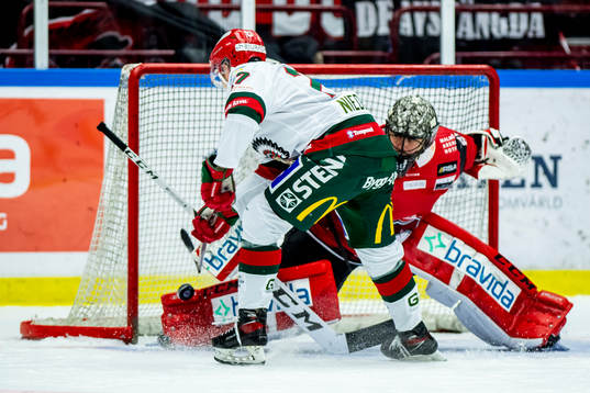 Frölundas Teodor Niederbach gör mål på en straff