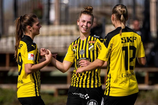 Dilja Yr Zomers of Häcken celebrates 1-1