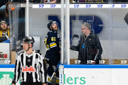 s Tommi Huhtala utvisas