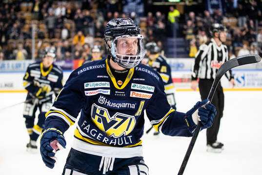 s Chad Billins jublar