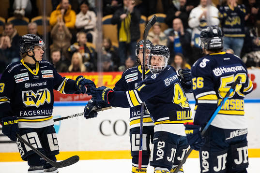 s Chad Billins jublar