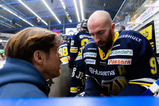 s Taylor Matson är skadad i spelarbåset
