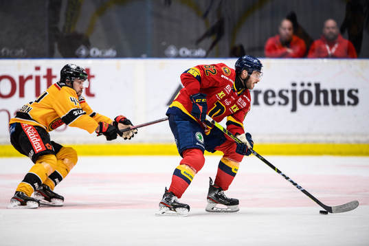 Luleås Jonathan Andersson och Djurgårdens Paul Carey