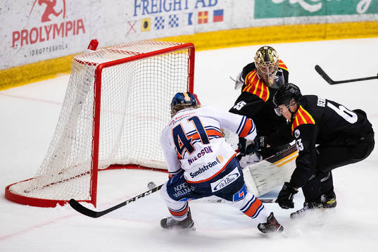 Växjös Ludvig Nilsson gör 1-3 bakom Brynäs målvakt