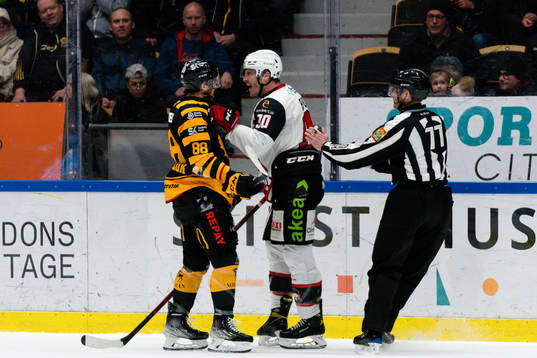 Skellefteås Jayce Hawryluk och Malmö Redhawks Lance Bouma