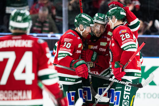 Frölundas Johan Sundström jublar med lagkamrater