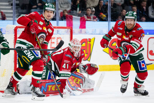 Frölundas Nicklas Lasu, målvakt Niklas Rubin och Jens