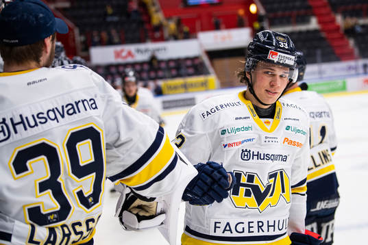 s Måns Lindbäck jublar