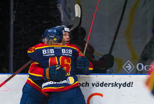 Djurgårdens Niclas Bergfors jublar med Tim Söderlund