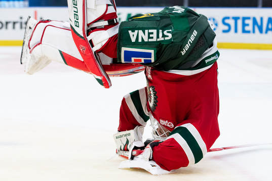 Frölundas målvakt Niklas Rubin jublar och gör en