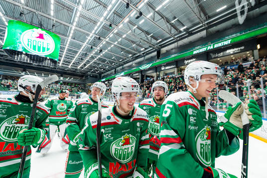 Rögles Linus Sjödin och William Strömgren jublar