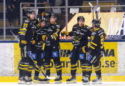 Västerås Filip Karlsson jublar med lagkamrater